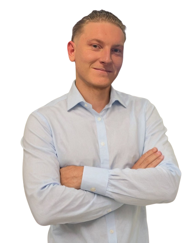 Immobilienmakler Ernst Krikau – Ihr Ansprechpartner für Immobilien in Biberach und der Oberpfalz Ernst Krikau – Immobilienmakler von Krikau Immobilien vor einem modernen Gebäude, Experte für Immobilienverkauf und -vermietung in Biberach